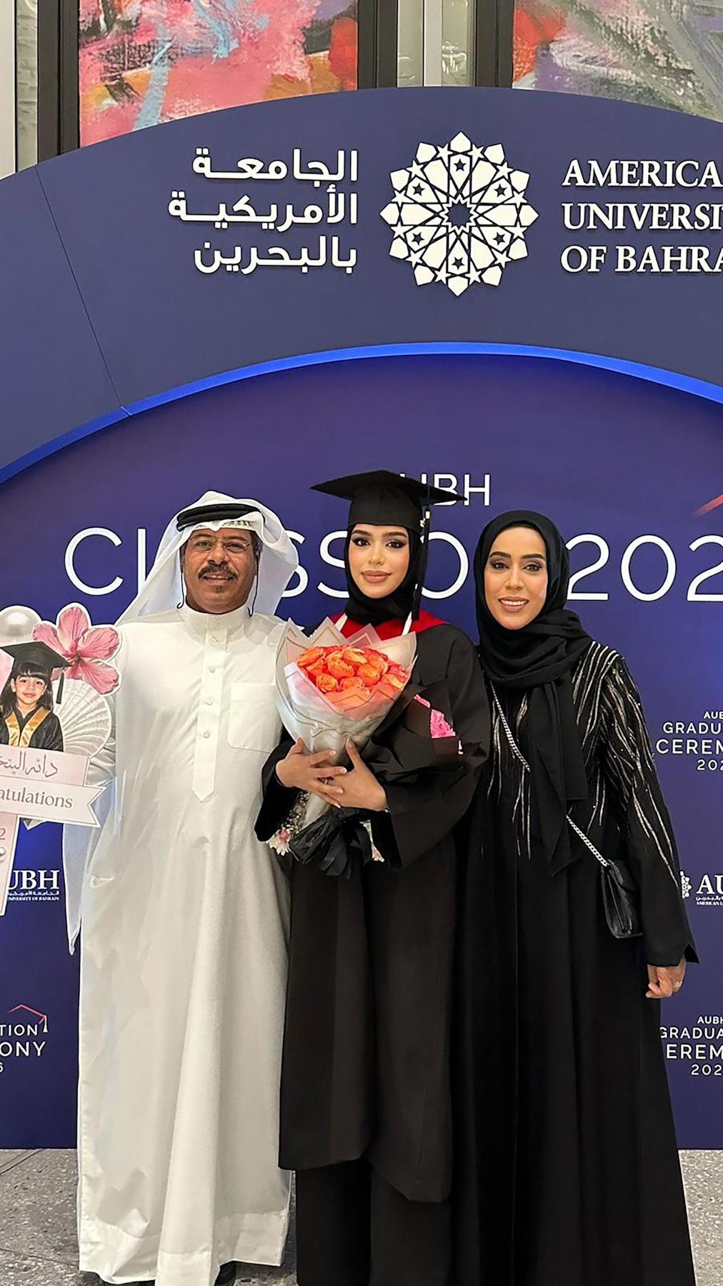 يوسف علي البنخليل يحتفل بتخرج كريمتيه دانة ودلال وتحقيقهما التميز الأكاديمي 
