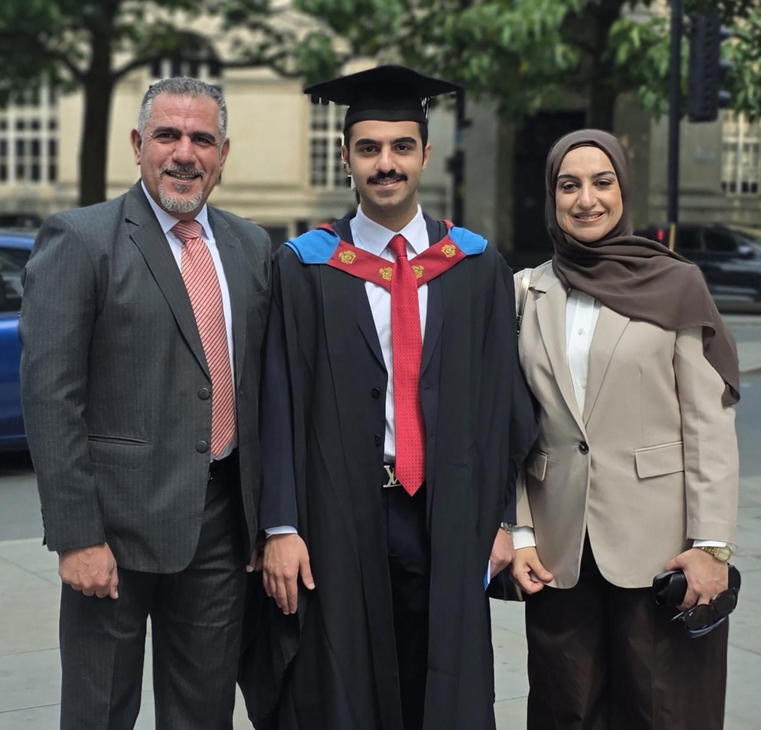 عمار البناي يحتفل بتخرج نجله علي في القانون من جامعة مانشستر متروبولتن بمرتبة الشرف