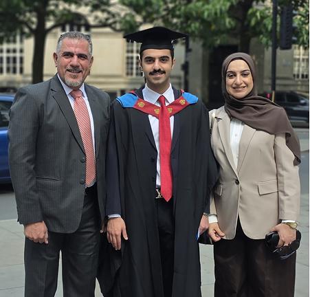 عمار البناي يحتفل بتخرج نجله علي في القانون من جامعة مانشستر متروبولتن بمرتبة الشرف