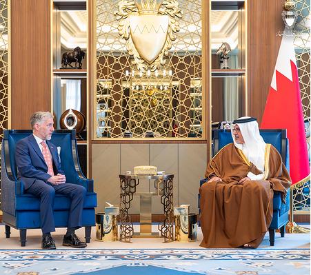 ولي العهد رئيس مجلس الوزراء يستقبل سفير المملكة المتحدة لدى البحرين بمناسبة انتهاء فترة عمله