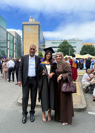 ملاك محمود حاجي تتخرج من جامعة ليدز بيكيت حاصلة على بكالوريوس إدارة المشاريع بتفوق