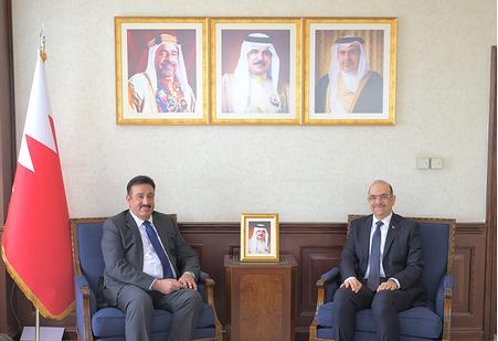 وزير العمل ووزير الشؤون القانونية يستقبل الرئيس التنفيذي لمعهد البحرين للدراسات المصرفية والمالية «BIBF»
