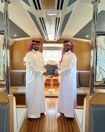 الرئيس التنفيذي لمجموعة مسار يستقبل خريج الماجستير عبدالله الدوسري تكريمًا لبحثه في مسؤولية الناقل بالقانون البحري البحريني